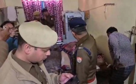 उत्तर प्रदेश के एटा जिले में सोमवार दोपहर एक बड़ी घटना हुई। नगर थाना क्षेत्र के नगला प्रेमी गांव में एक ही परिवार के चार लोगों की बेरहमी से हत्या कर दी गई।