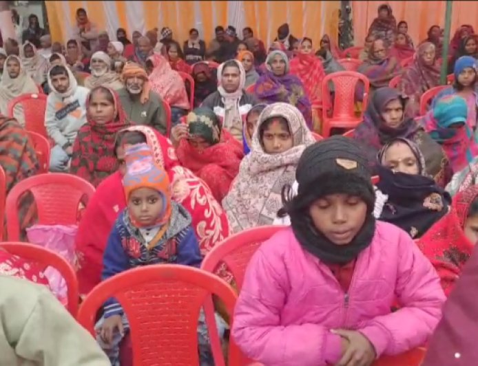 राज्य सूचना आयुक्त द्वारा जरूरतमंदों को कंबल वितरण