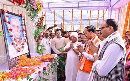 कुशीनगर: शोक संवेदना में पहुंचे प्रदेश के 'दो स्तंभ'; विधायक पी.एन. पाठक के पिता को दी श्रद्धांजलि