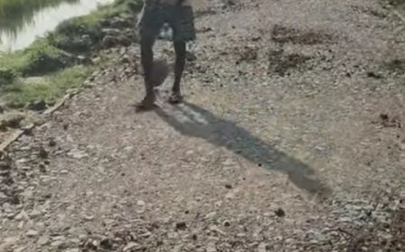 बेलवा कारखाना से बकुलहर कला मार्ग निर्माण में खुलेआम धांधली! कंक्रीट के ऊपर मोरंग की जगह डाली जा रही है ‘मिट्टी’, आखिर कौन है इस खेल का असली खिलाड़ी—ठेकेदार या जिम्मेदार अधिकारी?
